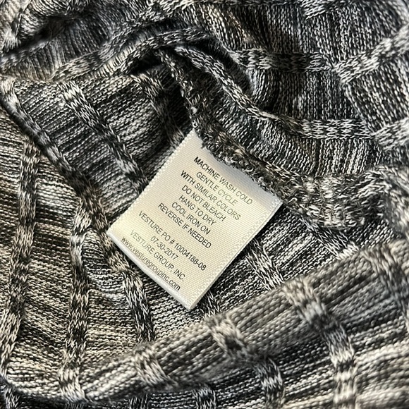 Chenault Women’s Medium sweater - Picture 10 of 11